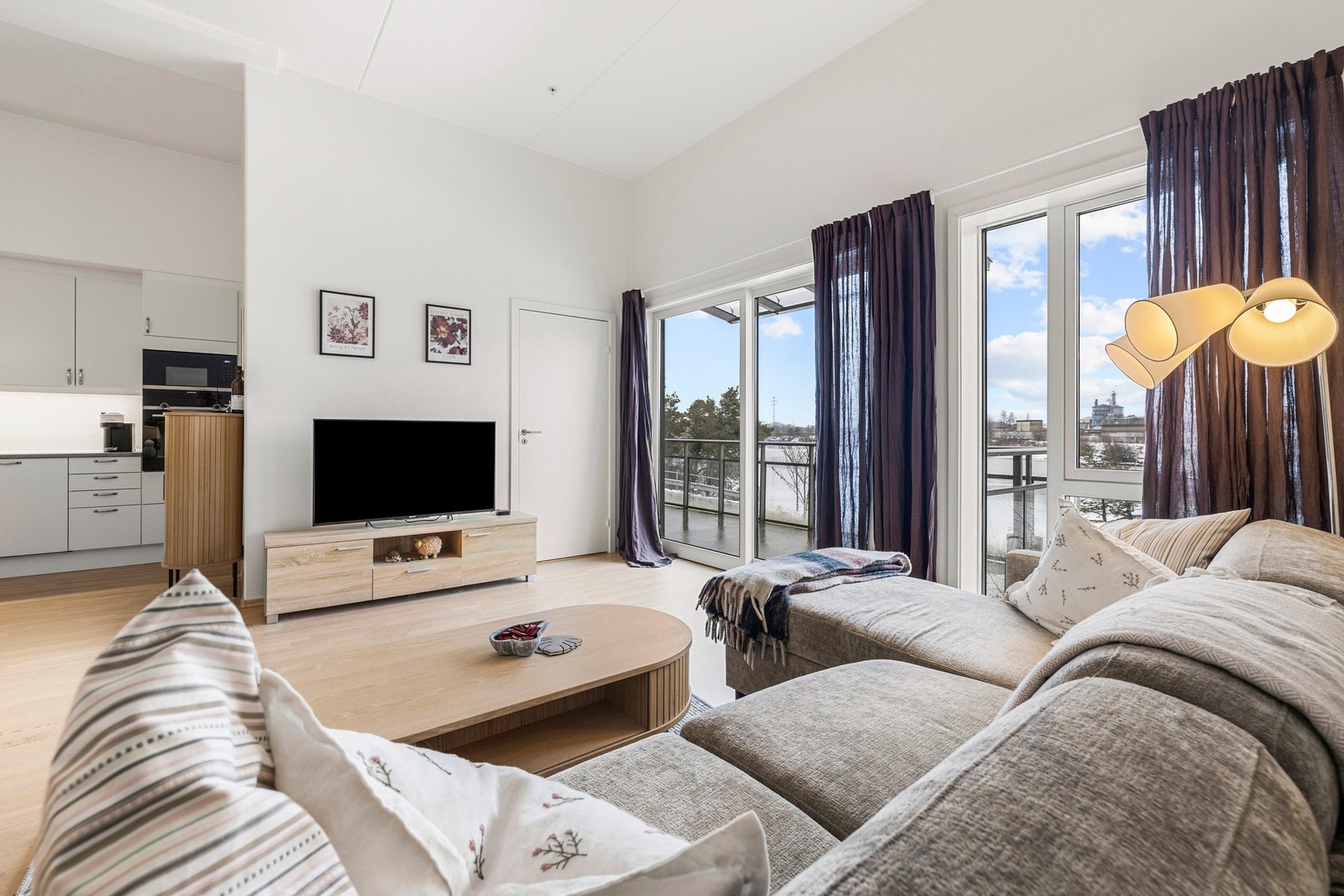 I stuen er det god plass til både spisegruppe og sofagruppe med tv-møblement. Galleribilde