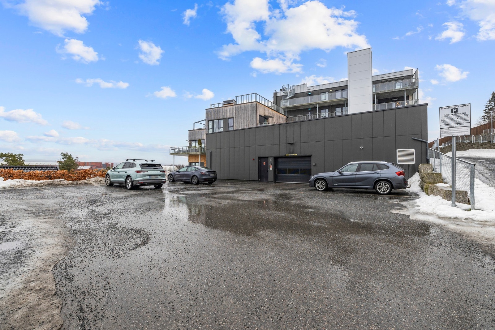 Det medfølger ikke egen parkeringsplass. Sameiet har garasjekjeller der flere leier plasser privat av hverandre. Man kan også leie parkeringsplass av styret ved kapasitet. Galleribilde