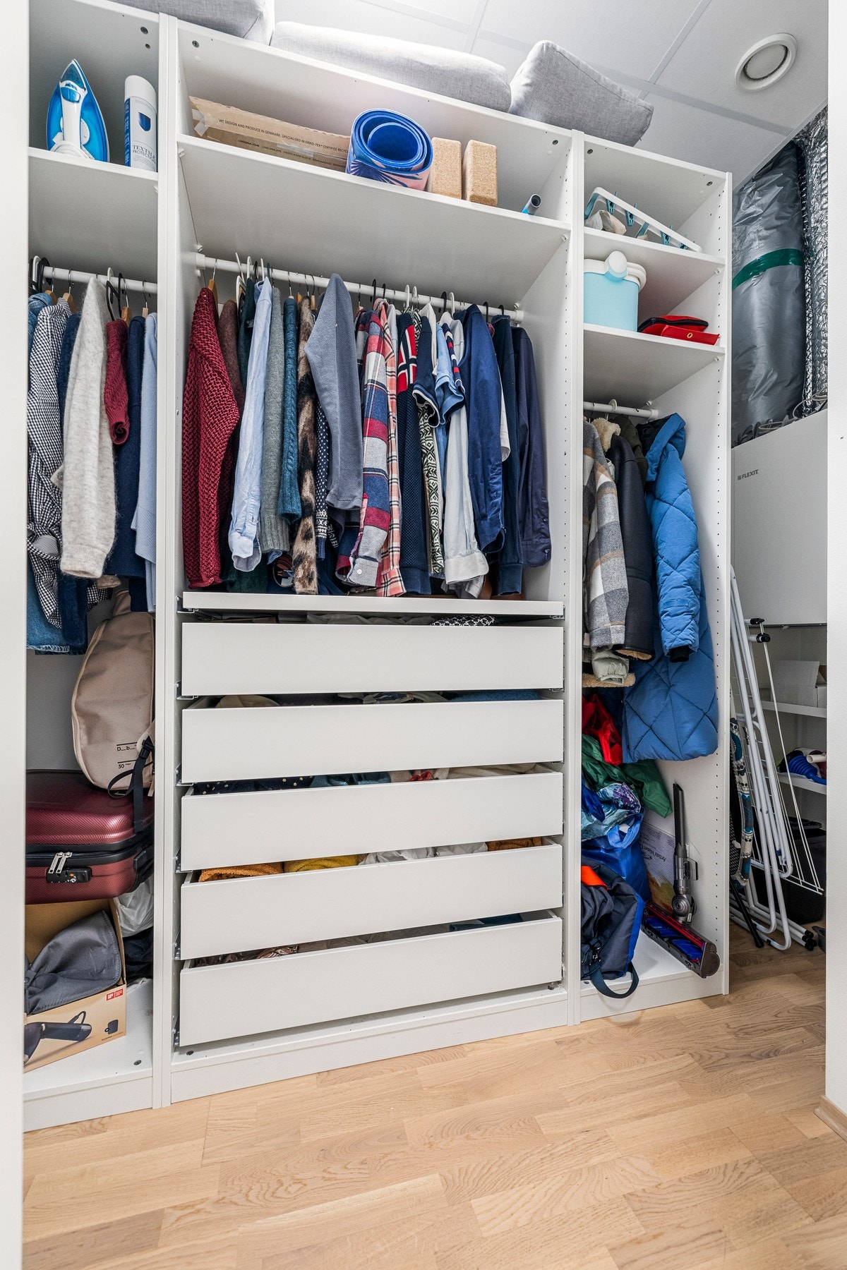 Leiligheten har en bod/ teknisk rom med god lagringsplass i tilknytning til entréen. Galleribilde