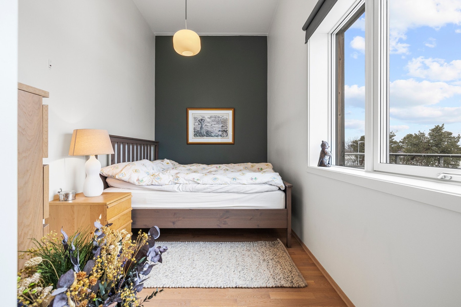 Flott soverom av god størrelse som enkelt lar seg møblere med seng, nattbord og kommode. Soverommet ligger vendt ut mot Nitelva så her våkner du opp til en idyllisk utsikt. Galleribilde