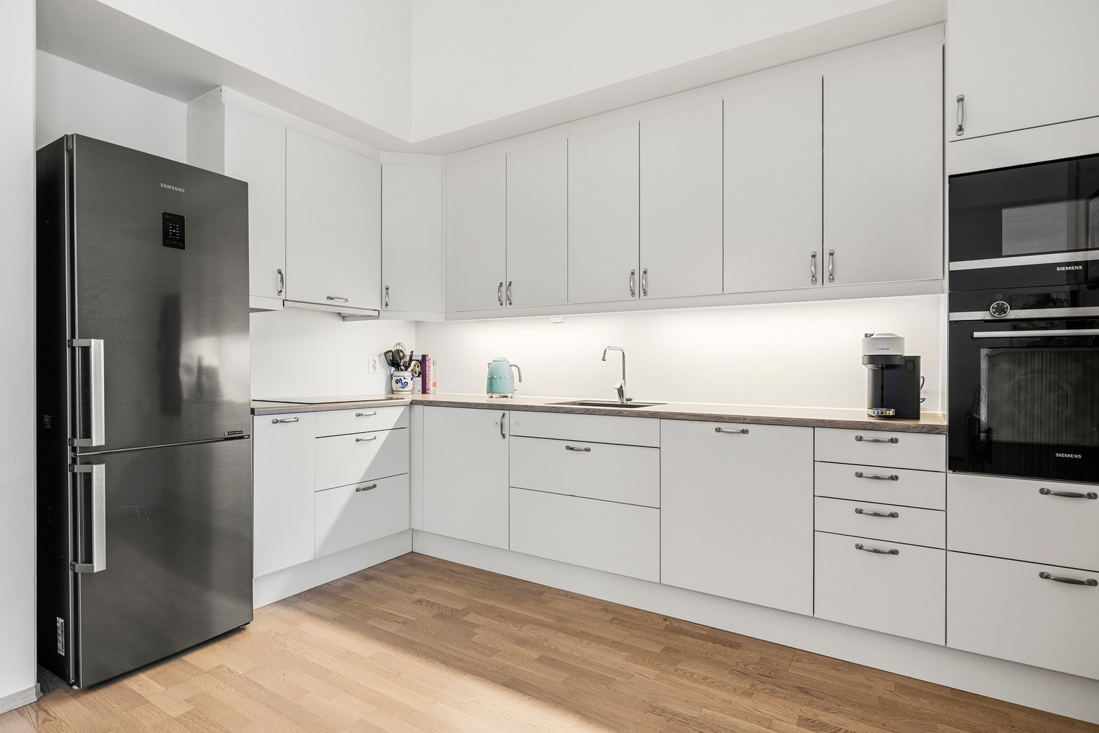 Tidløs og lys kjøkkeninnredning fra byggeåret 2019. Galleribilde