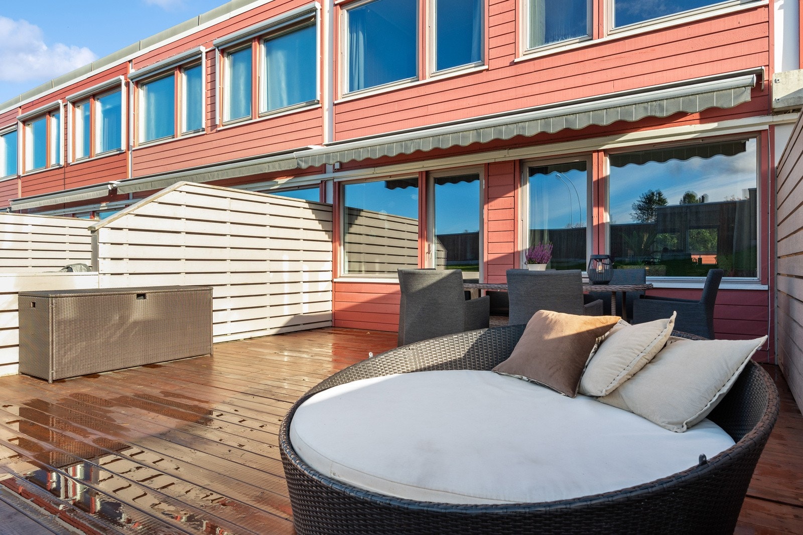 Med utgang fra stuen har man en herlig vestvendt uteplass med særdeles gode solforhold på sen formiddag, ettermiddag og kveld. Galleribilde