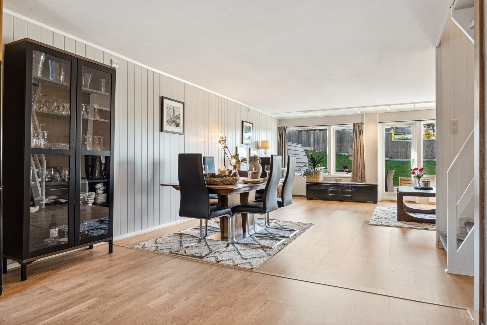 Stuen har en fin utforming og størrelse som gir plass til både spisebord, sofagruppe og mediemøblement. Galleribilde