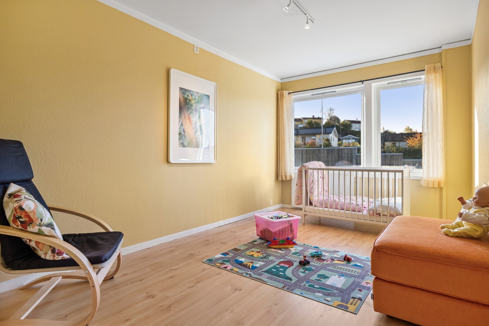 Soverom 3 er også romslig med god plass til stor seng, garderobeskap og kontorpult. Galleribilde