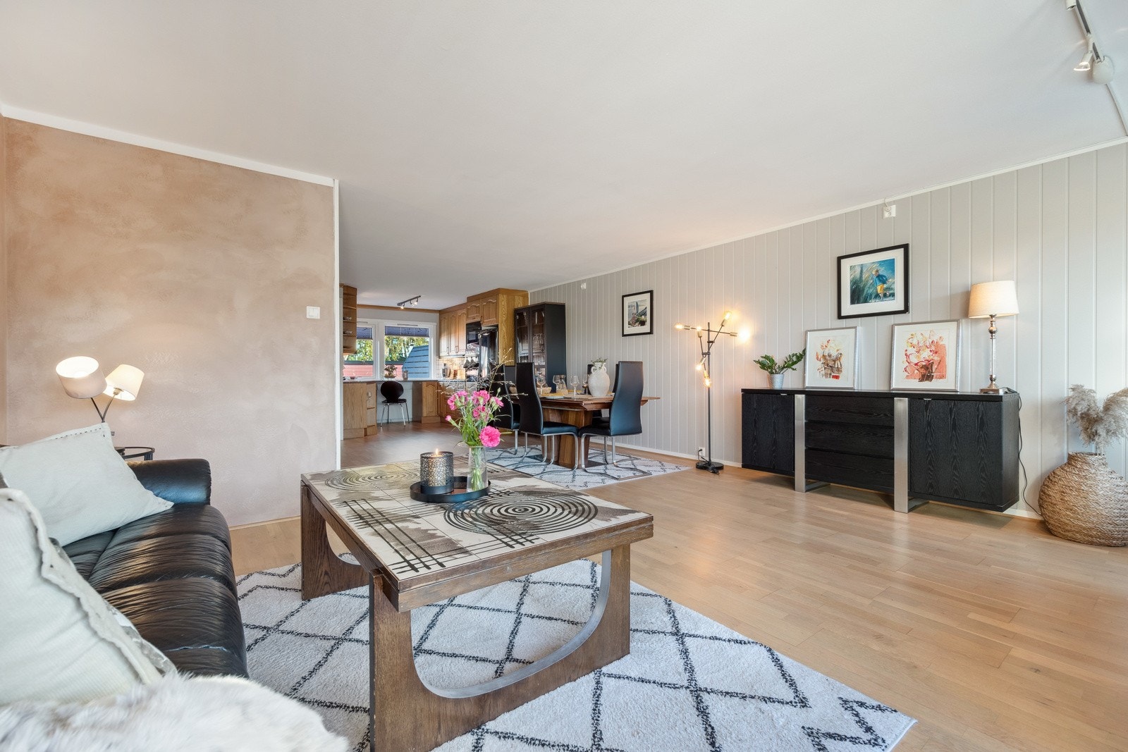 Det er oppvarming via radiatorer som gir en jevn og god temperatur året gjennom. Galleribilde