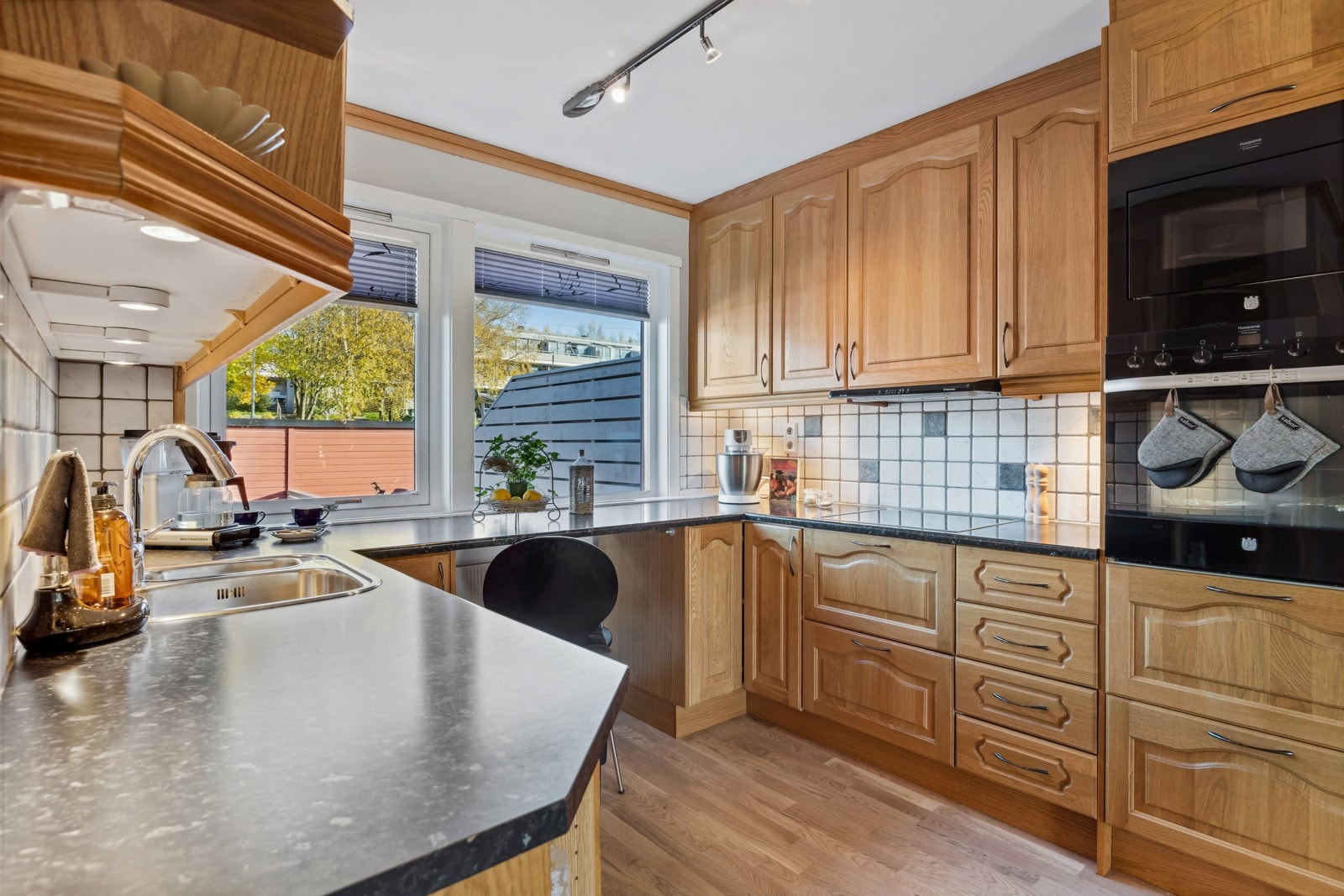 Kjøkkenet har en klassisk innredning med profilerte fronter i tre og rikelig med lagringsplass. Galleribilde