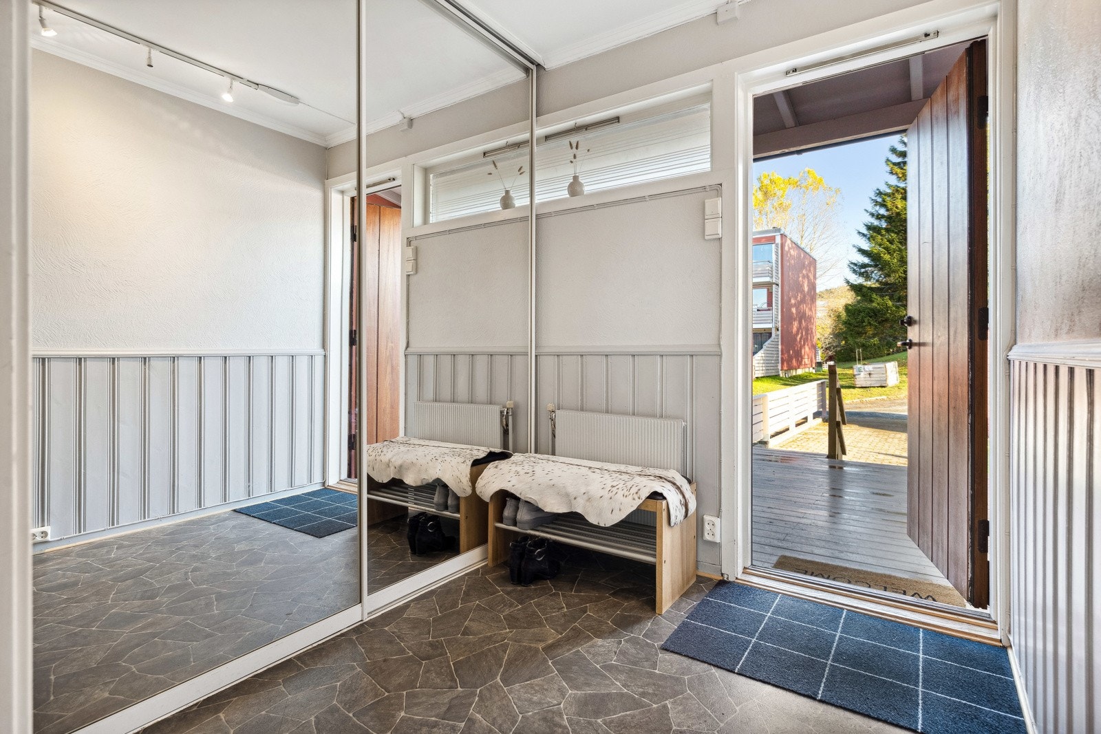 Forbi inngangsdøren blir man møtt av en innbydende entré på 5 kvm. Galleribilde