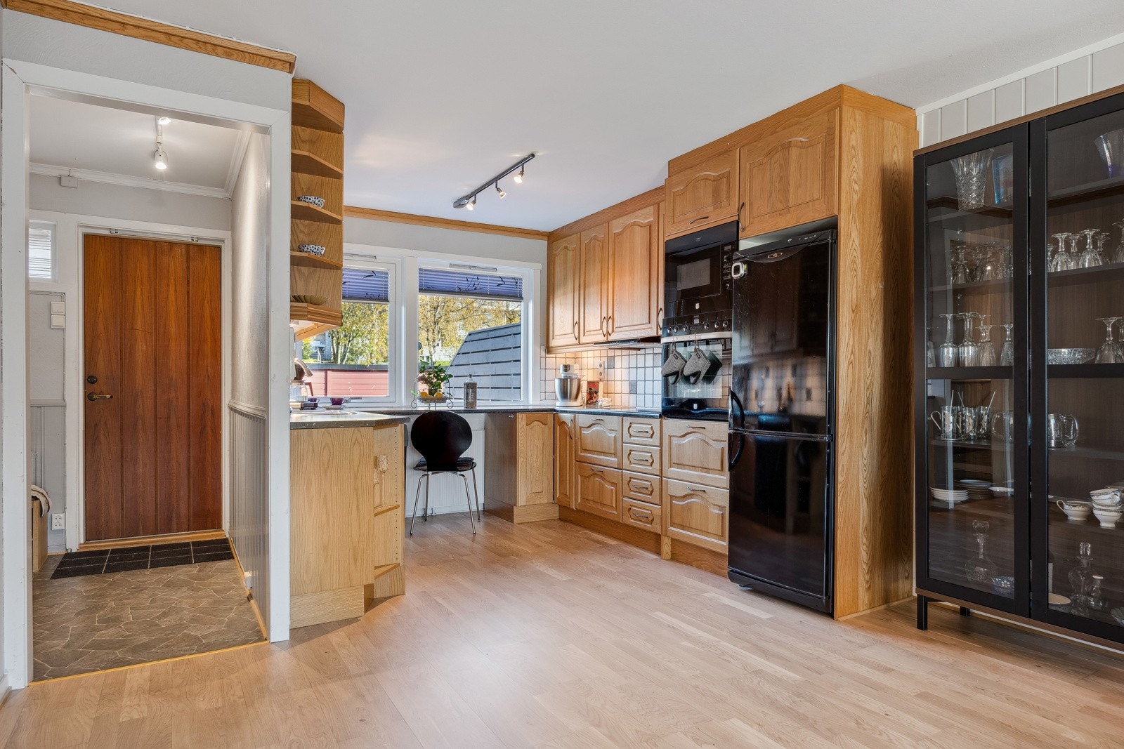 I forlengelse av entréen finner man et flott allrom bestående av stue, spisestue og kjøkken. Galleribilde