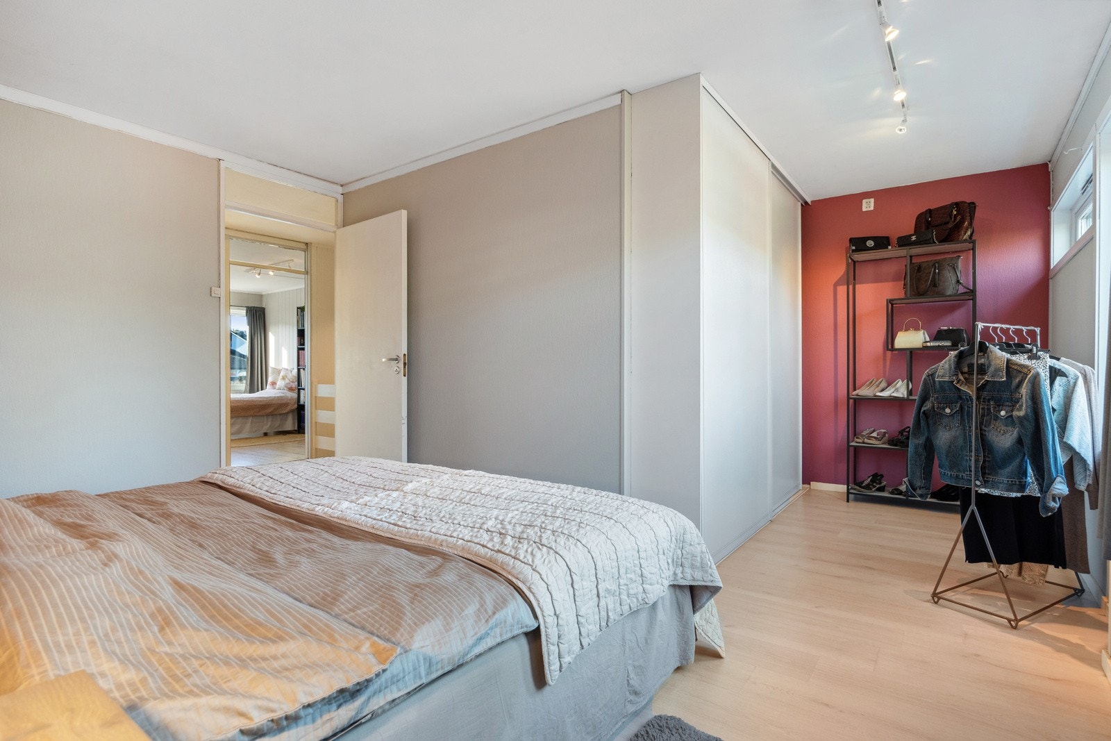 I tilknytning det ene soverommet er det innlemmet en tidligere bod, slik at soverommet får plass for garderobe, barneseng e.l. Dette er ikke byggemeldt. Galleribilde