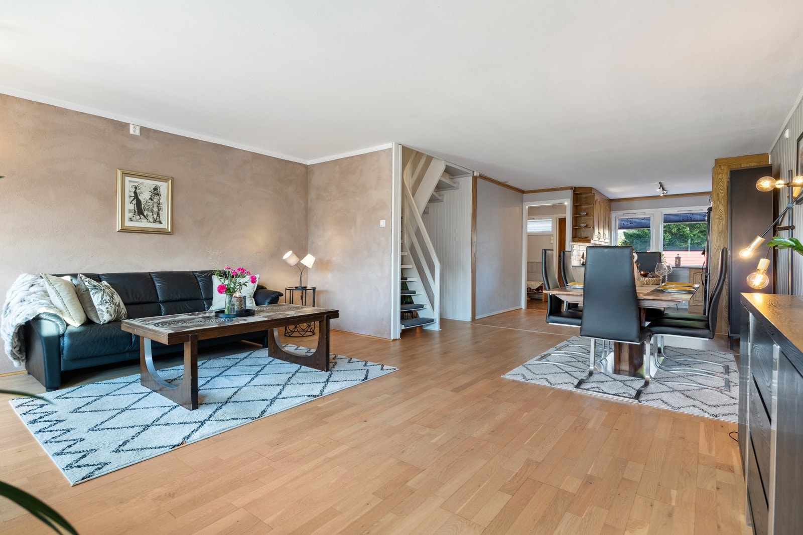 God plass for ulike møbelsoner på stuen. Galleribilde