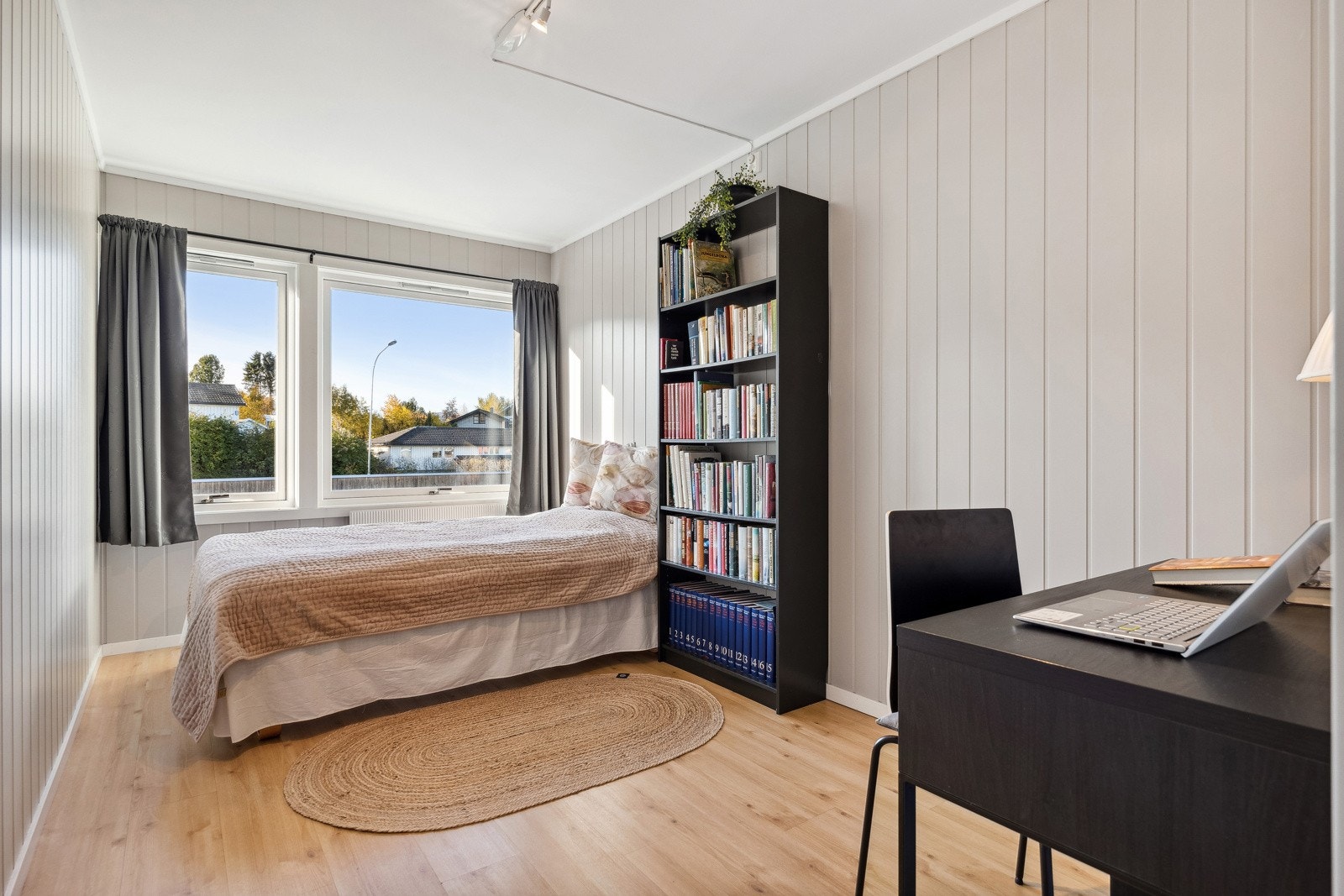 Det er god plass til seng, garderobeskap og arbeidsbord for lekser eller hjemmekontor på alle rom. Galleribilde