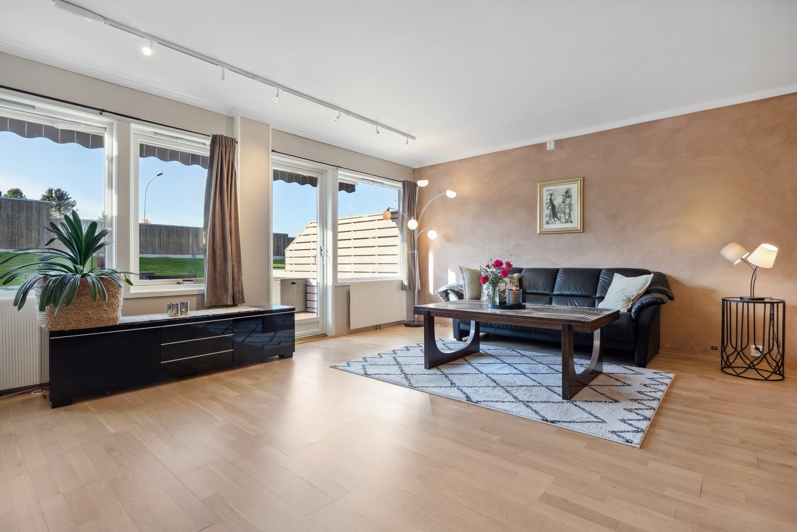 Rommet oppleves lyst og luftig med vindusflater ved begge endevegger. Galleribilde