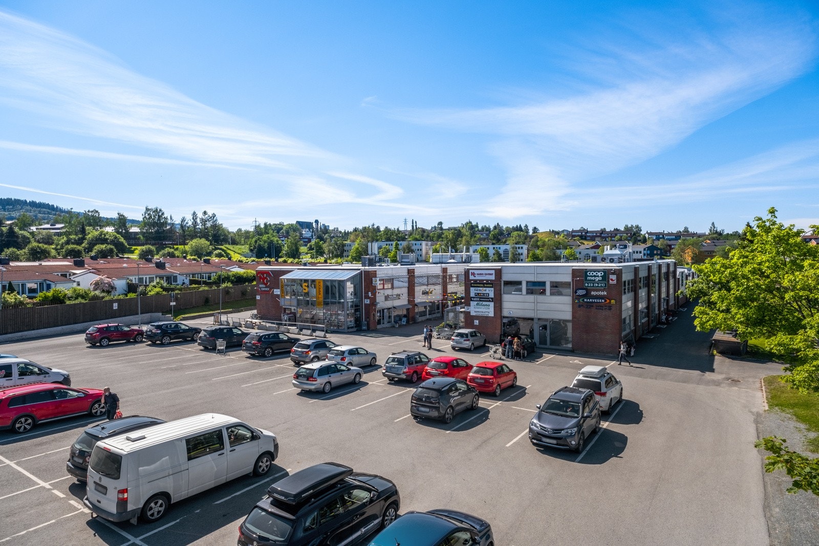 NardoCenteret ligger ca. 7-8 minutters gange fra boligen. Her finner man blant annet dagligvare, apotek, blomsterbutikk og cafe. Galleribilde