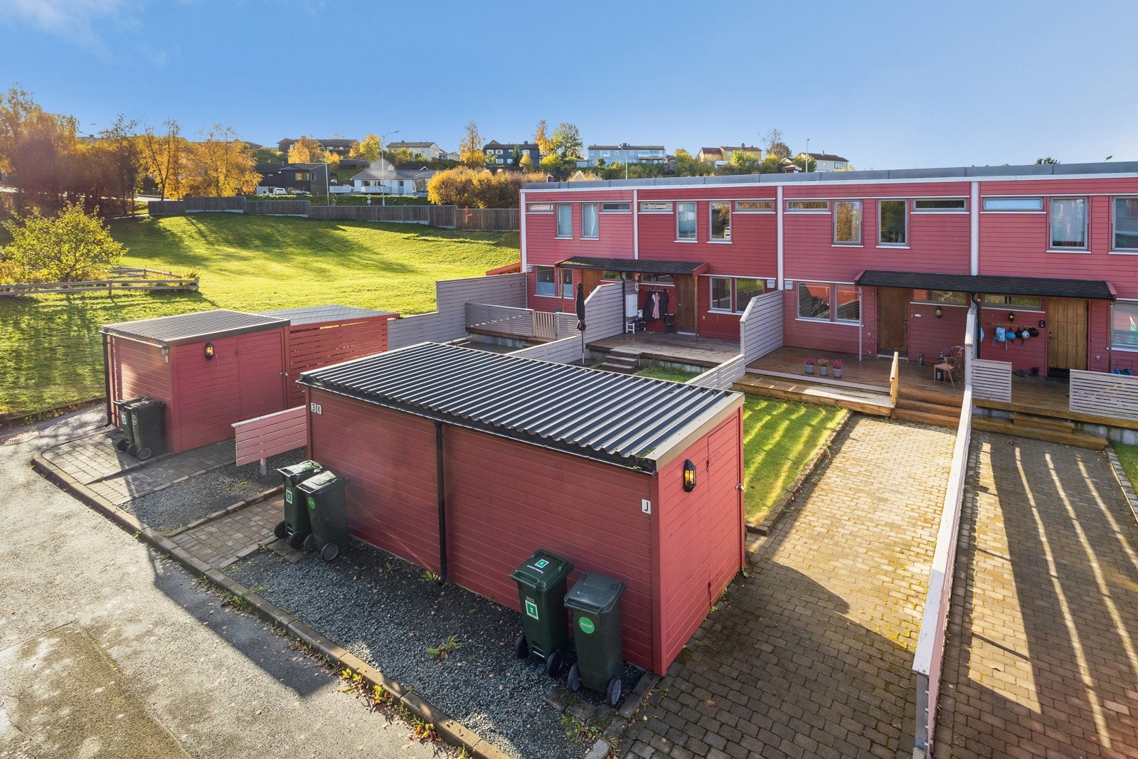 Det er satt opp en egen utvendig bod for oppbevaring av sportsutstyr, ski, barnevogn m.m. Galleribilde