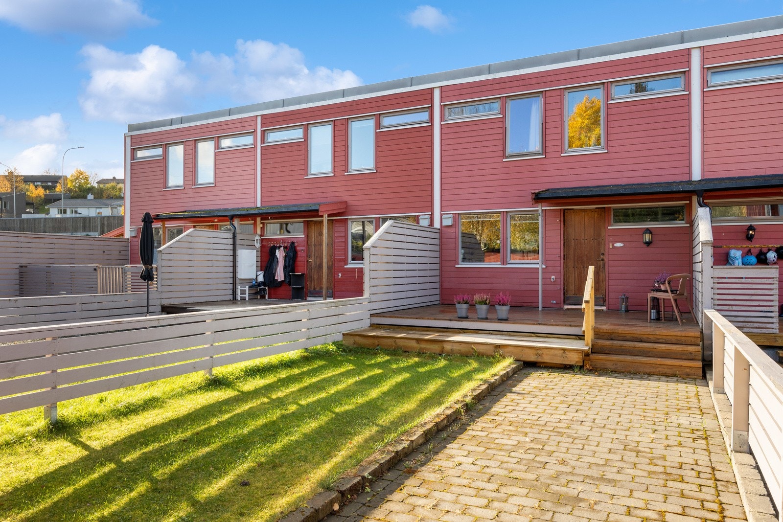 Inngangsparti med plen og platting ligger med østlig vending. Her kan man nyte solen fra tidlig morgen og utover formiddagen. På motsatt side disponerer man et vestvendt uteareal med sol på ettermiddag og kveld. Galleribilde