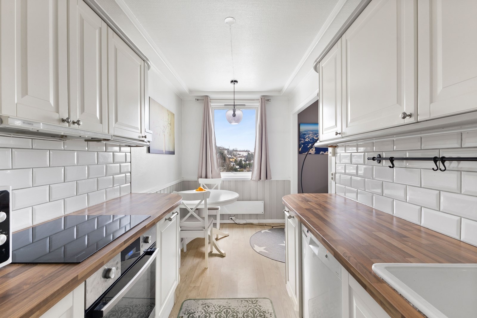 Tidløst kjøkken med mye benkeplass, kjøkkenet har nduksjon koketopp, integrert stekeovn, nisje til kjøleskap/fryser og
oppvaskmaskin Galleribilde