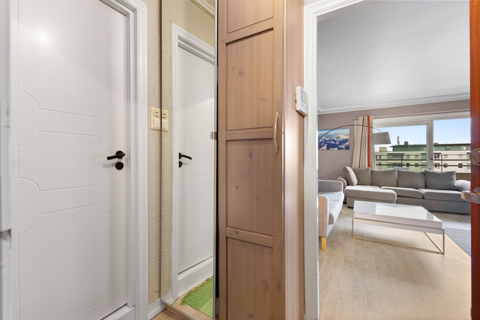 Entrè med plass til oppbevaring av sko og yttertøy i praktisk garderobeskap Galleribilde