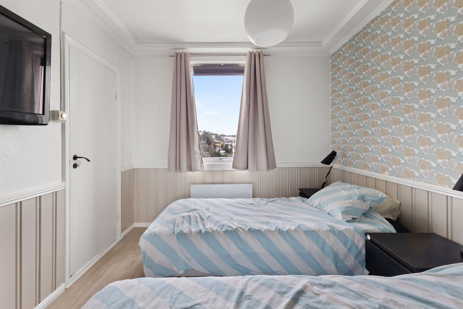 Soverom med mye naturlig lys og ingen innsyn Galleribilde