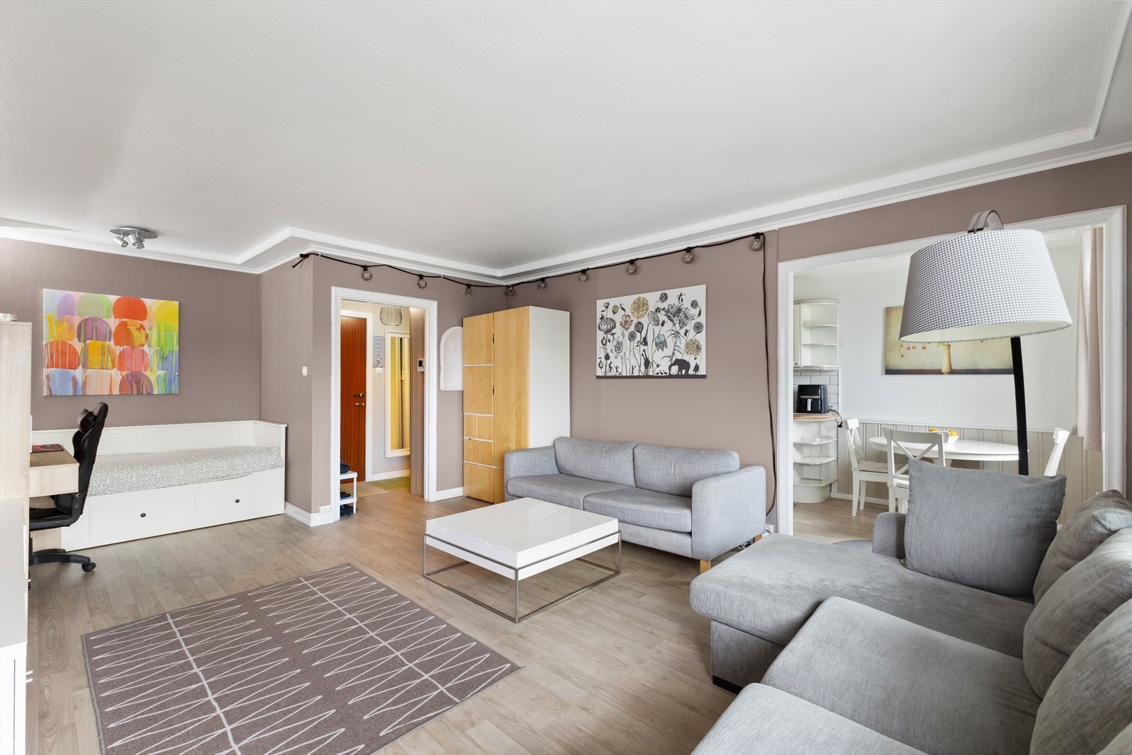 God planløsning og luftig stue med plass til flere sittegrupper og soner Galleribilde