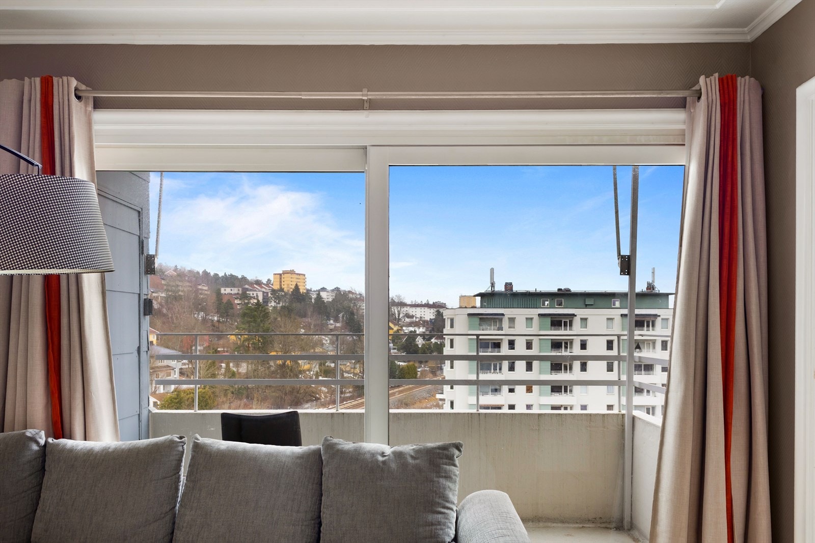 Leiligheten ligger høyt til med gode lys- og solforhold Galleribilde