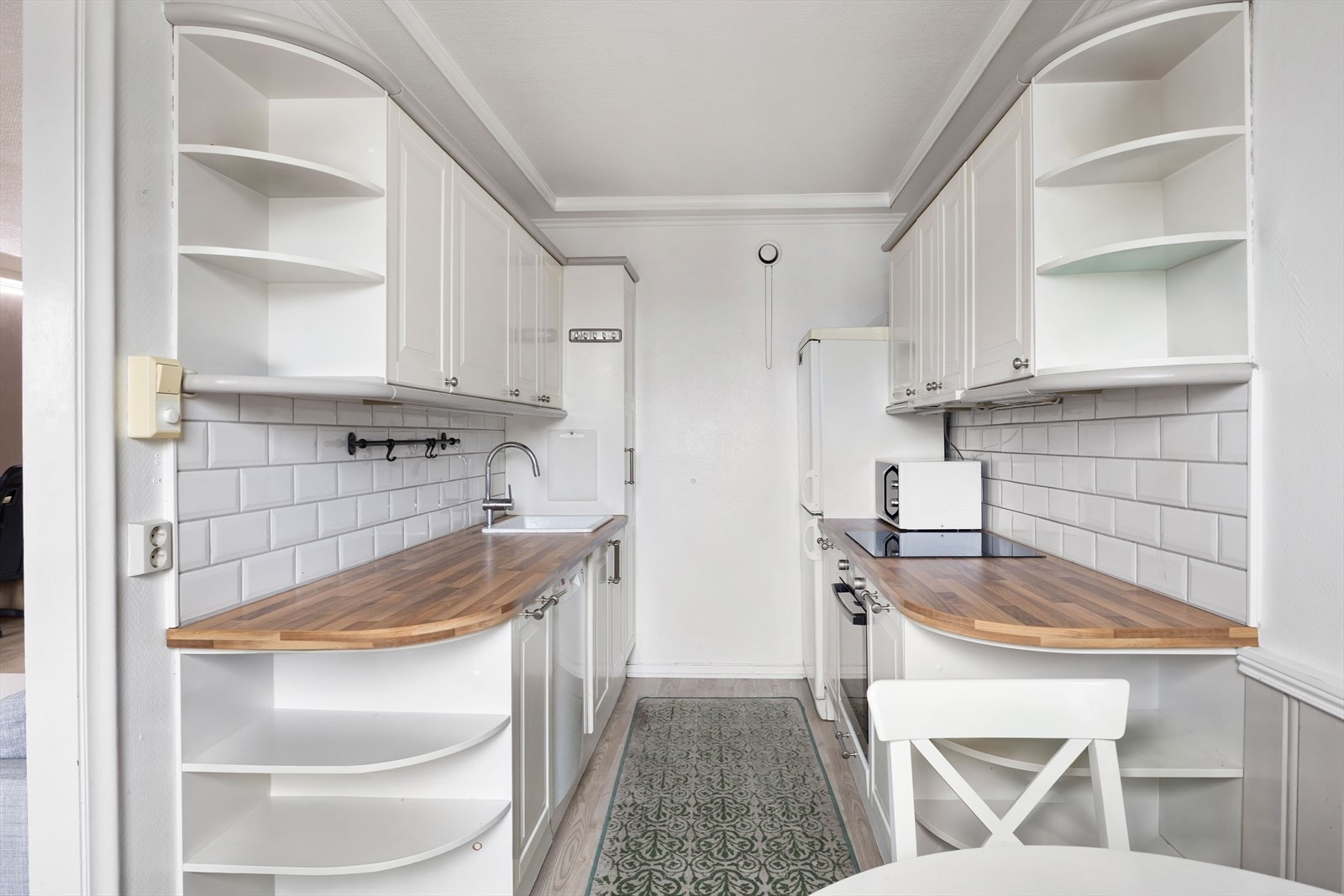 Praktisk kjøkkenløsning med gode lagringsmuligheter i over- og underskap Galleribilde