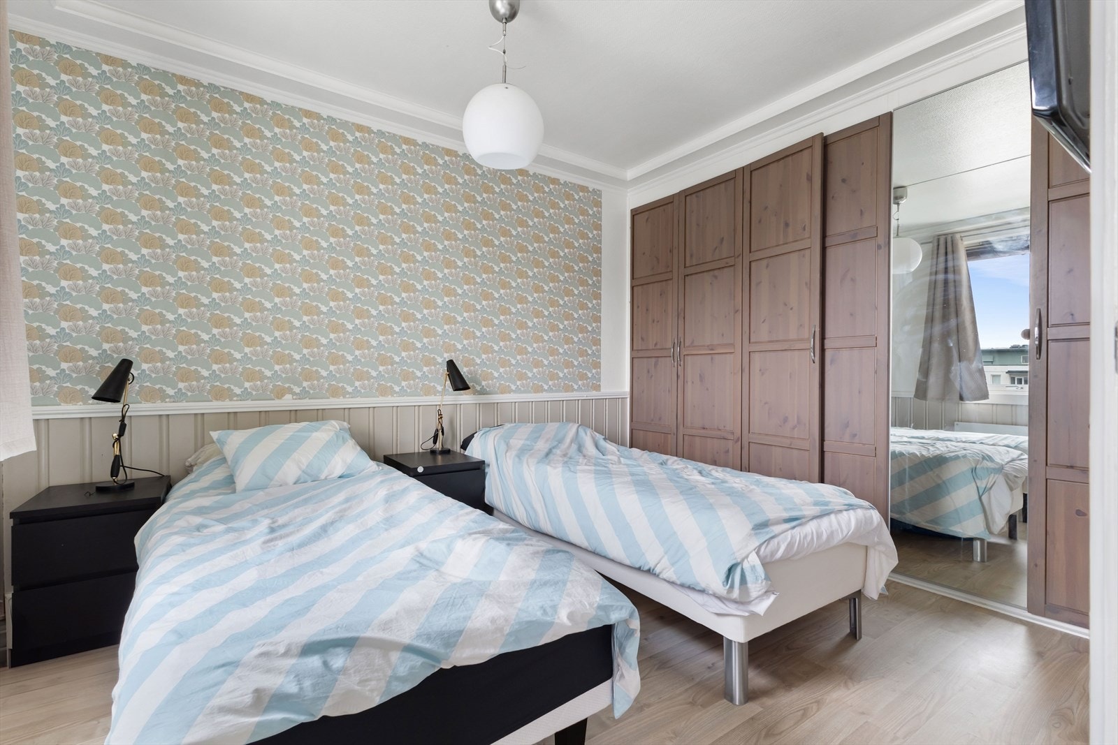 Soverom med praktisk garderobeløsning med mye oppbevaringsplass Galleribilde