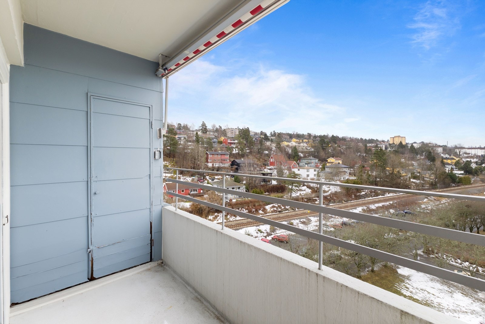 Sør-vestvendt balkong med plass til utemøbler. Praktisk bod på balkongen Galleribilde