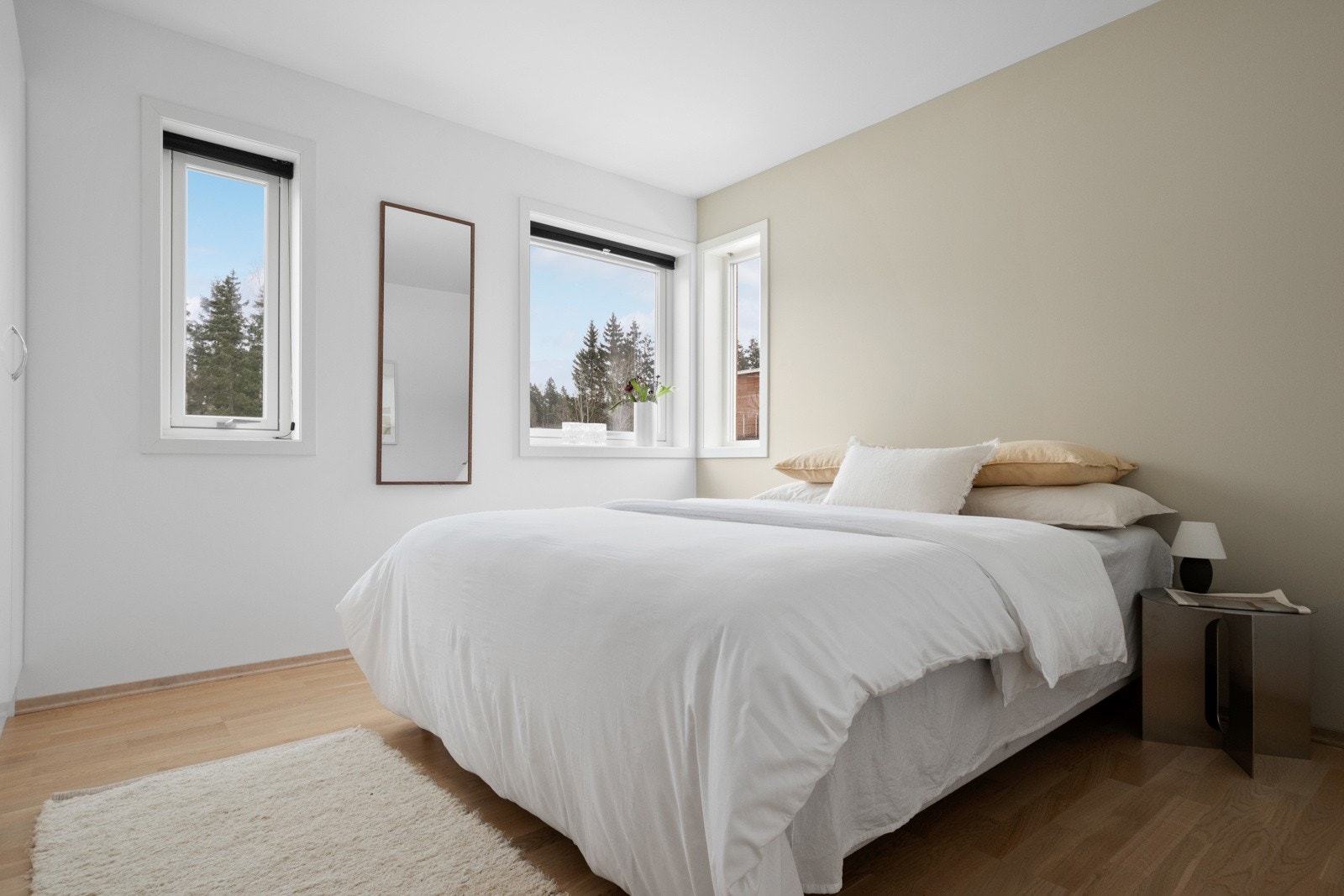 Leiligheten har to gode soverom - det største med ekstra gode vindusflater i hjørnet. Galleribilde