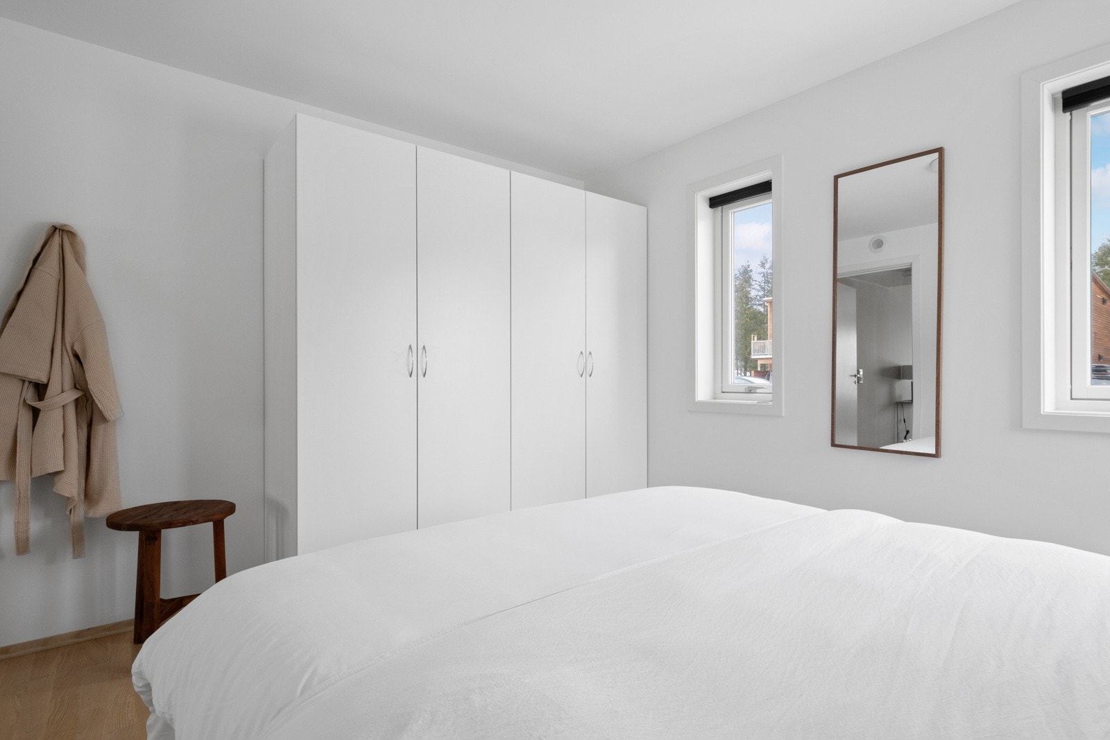 På hovedsoverommet er det montert to doble garderobeskap. Galleribilde