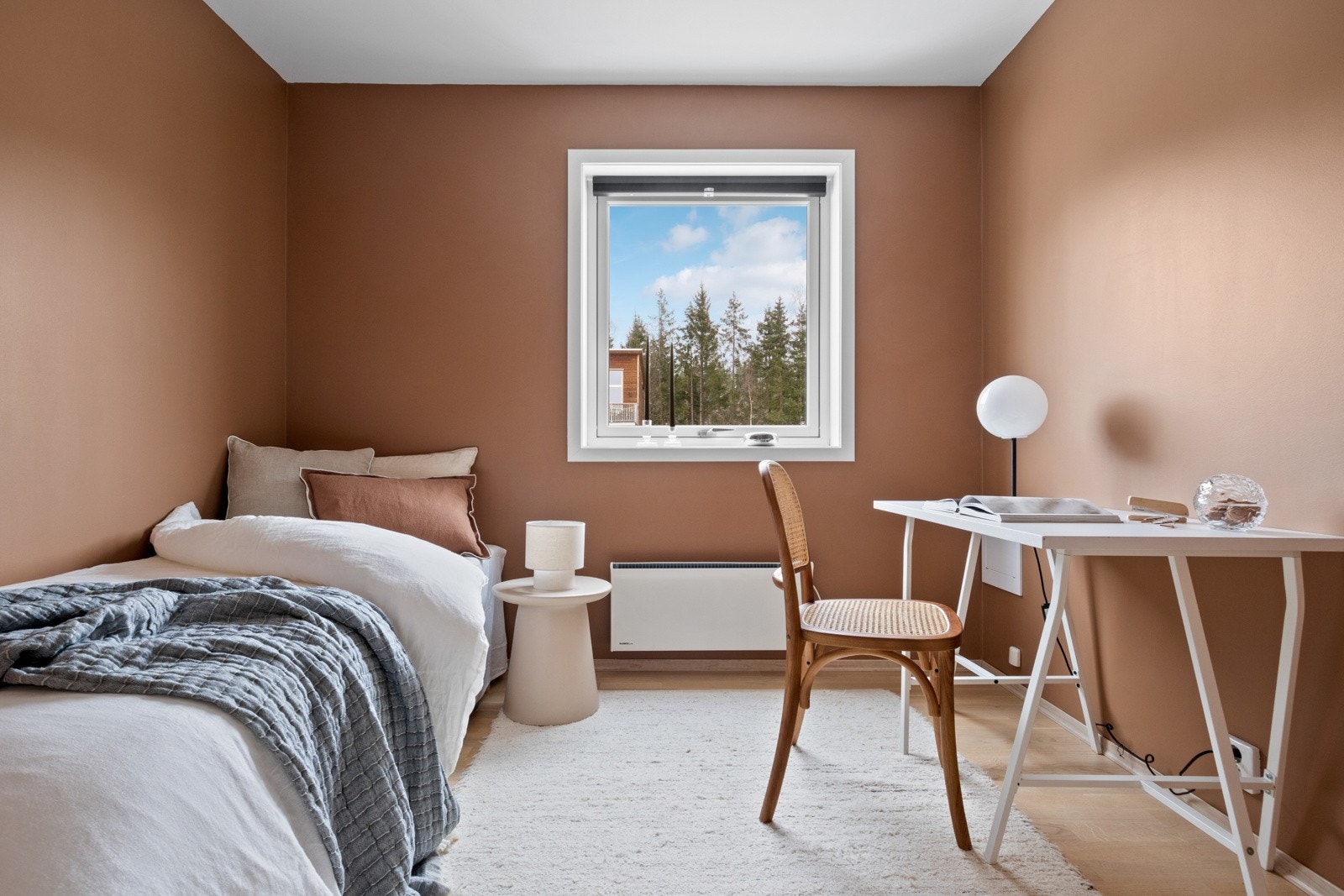 Rommene har parkettgulv, hvitmalt, listefri himling og glatte, malte veggflater. Galleribilde