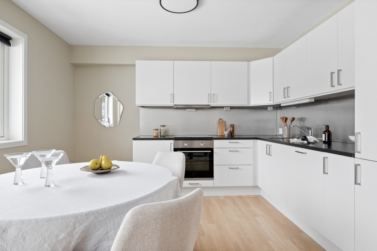 Kjøkkenet er utstyrt med integrert stekeovn, induksjonstopp, oppvaskmaskin, kjøl/frys og ventilator. Galleribilde