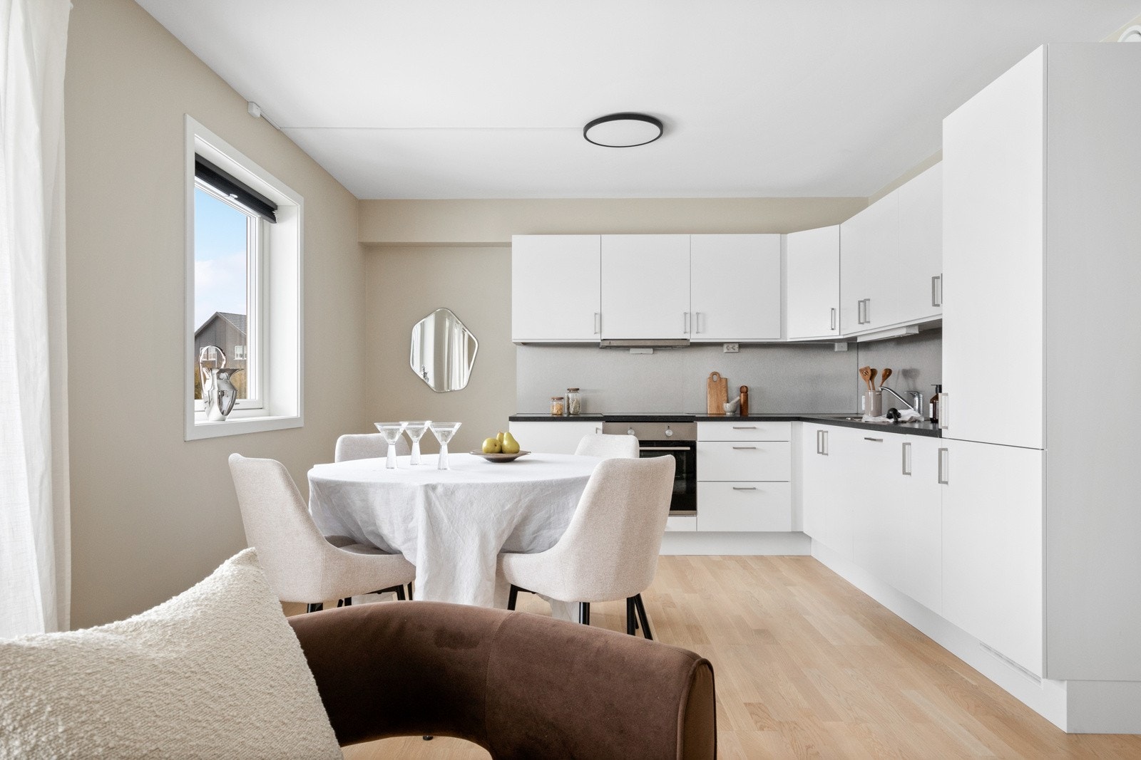 Kjøkkenet er plassert i en smart L-form i åpen løsning til stuen. Galleribilde