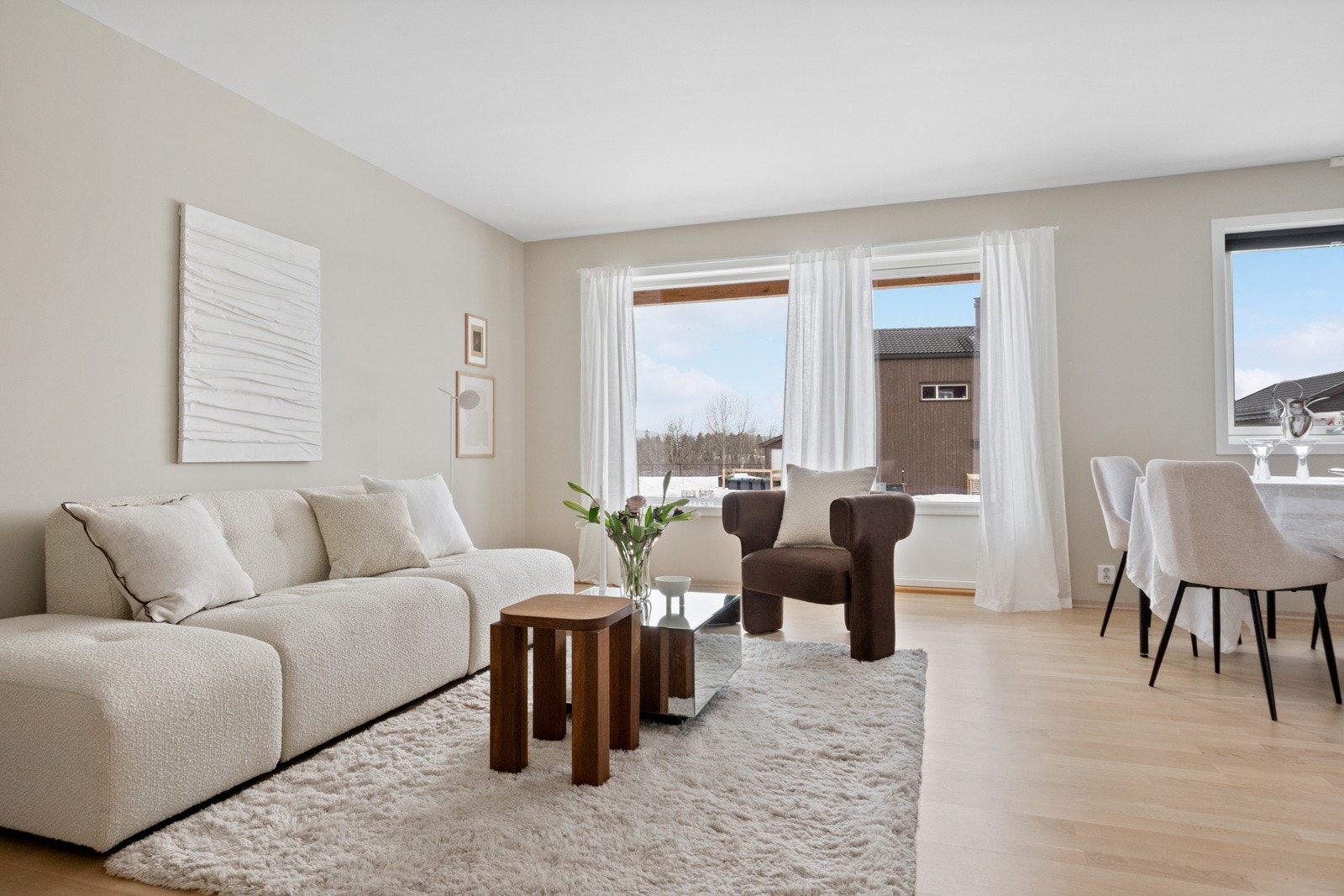 Stuen ligger i en sosial, åpen løsning med kjøkkenet og har god plass til både tv-lounge og spisebord. Galleribilde