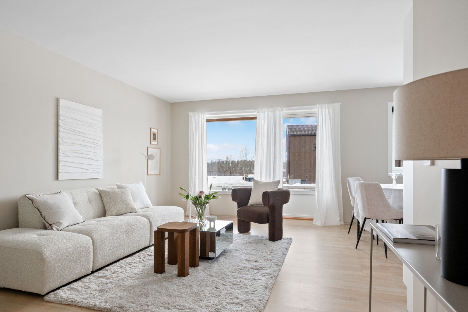 Stuen er lys og luftig med vestvendte vinduer og utgang til en stor markterrasse. Galleribilde