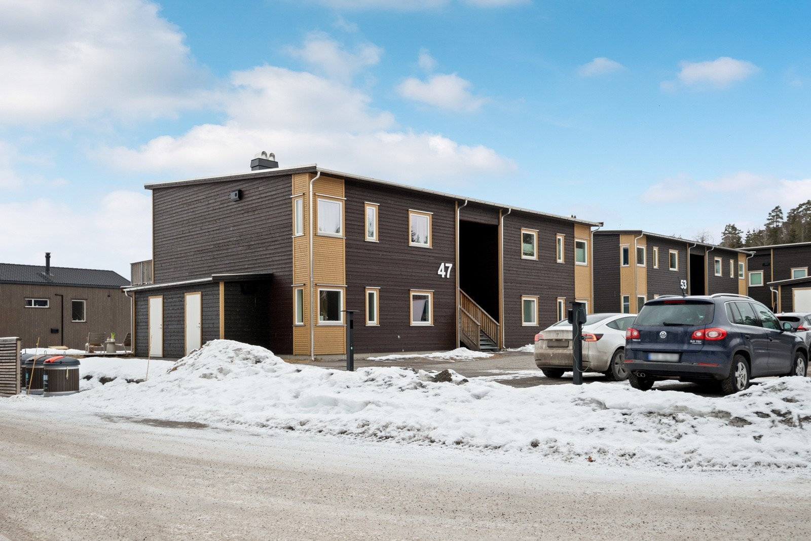 Eiendommen ligger flott til i et nyere, barnevennlig boligfelt. Galleribilde