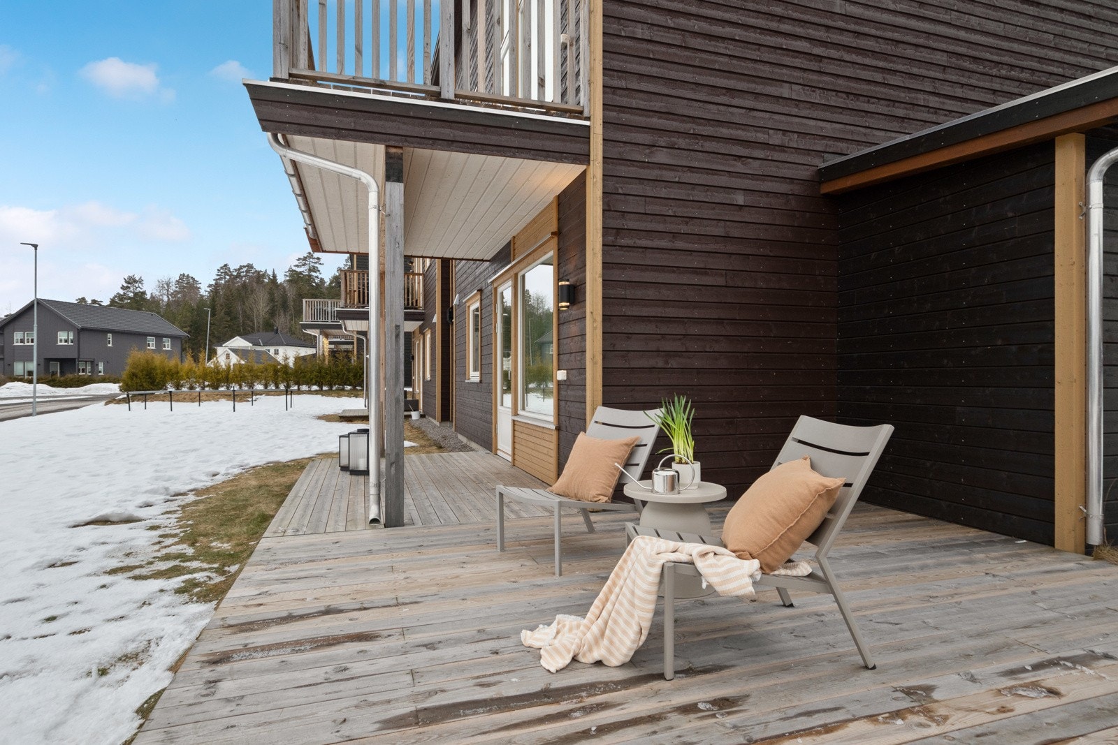 Leiligheten har gjennomgående planløsning, skjermet inngangsparti og utgang fra stuen til en sydvestvendt markterrasse på ca. 24 kvm. Galleribilde