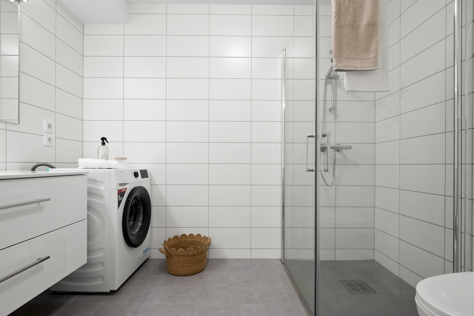 Badet er lyst, pent og moderne - et godt sted å starte dagen. Galleribilde