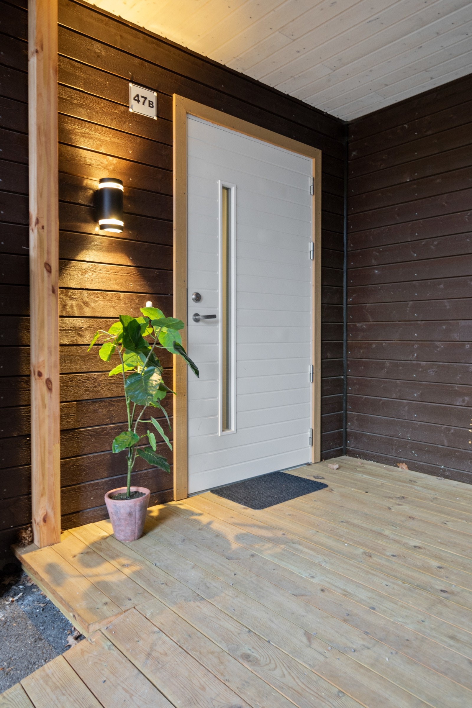 Inngangspartiet ligger skjermet med overbygg og platting. Galleribilde