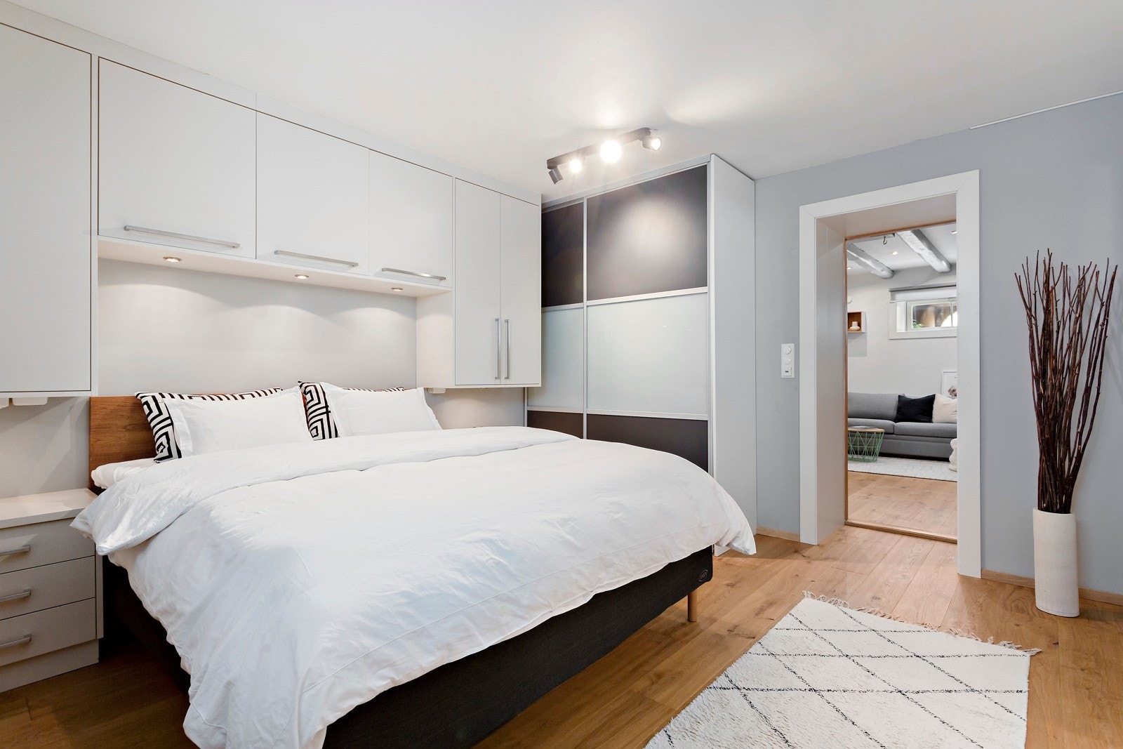 Det er montert gulvvarme i alle rommene i kjelleren. Galleribilde