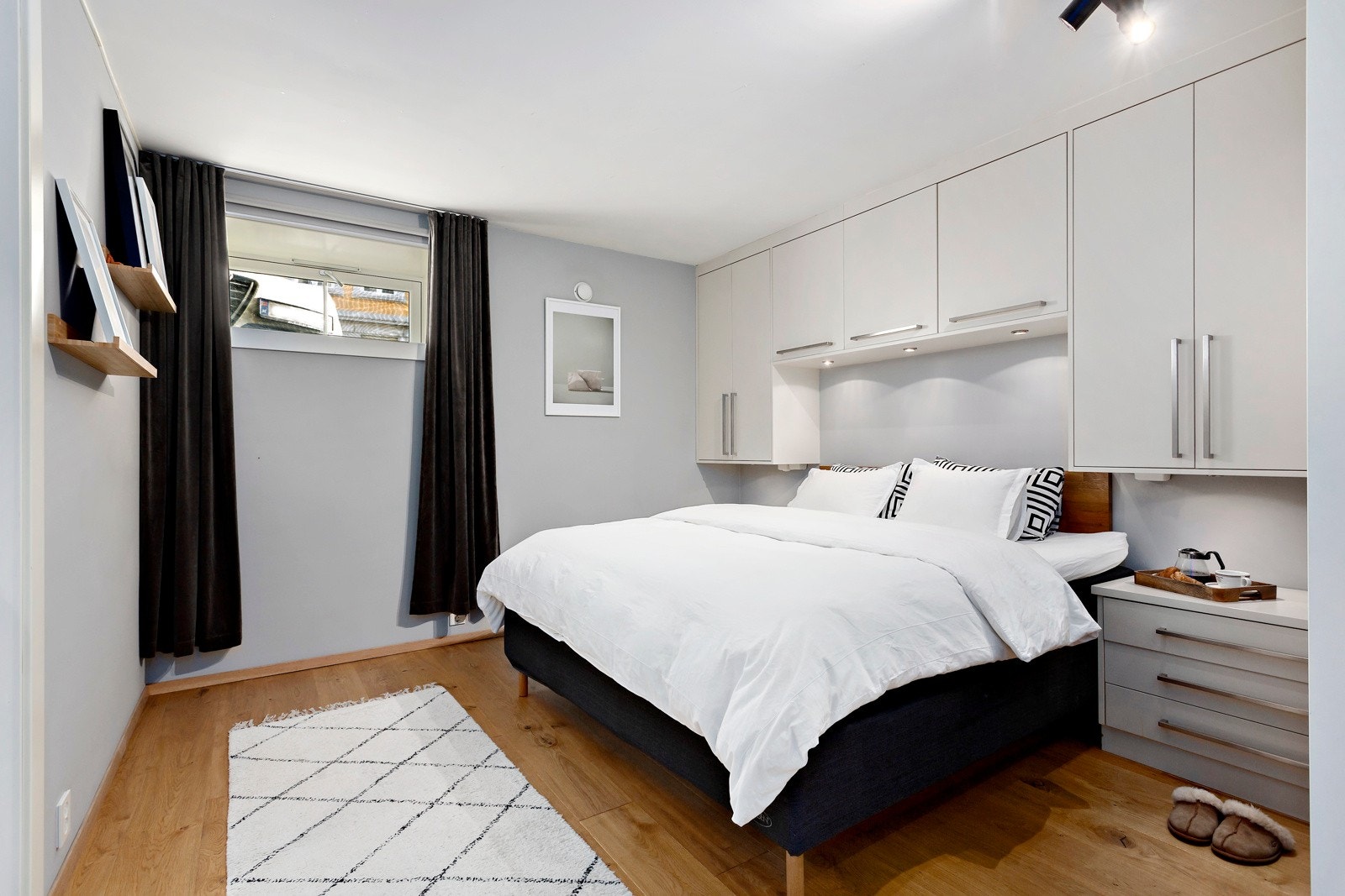 Soverommet i kjelleren har skapløsning på veggen over og rundt sengen. Galleribilde