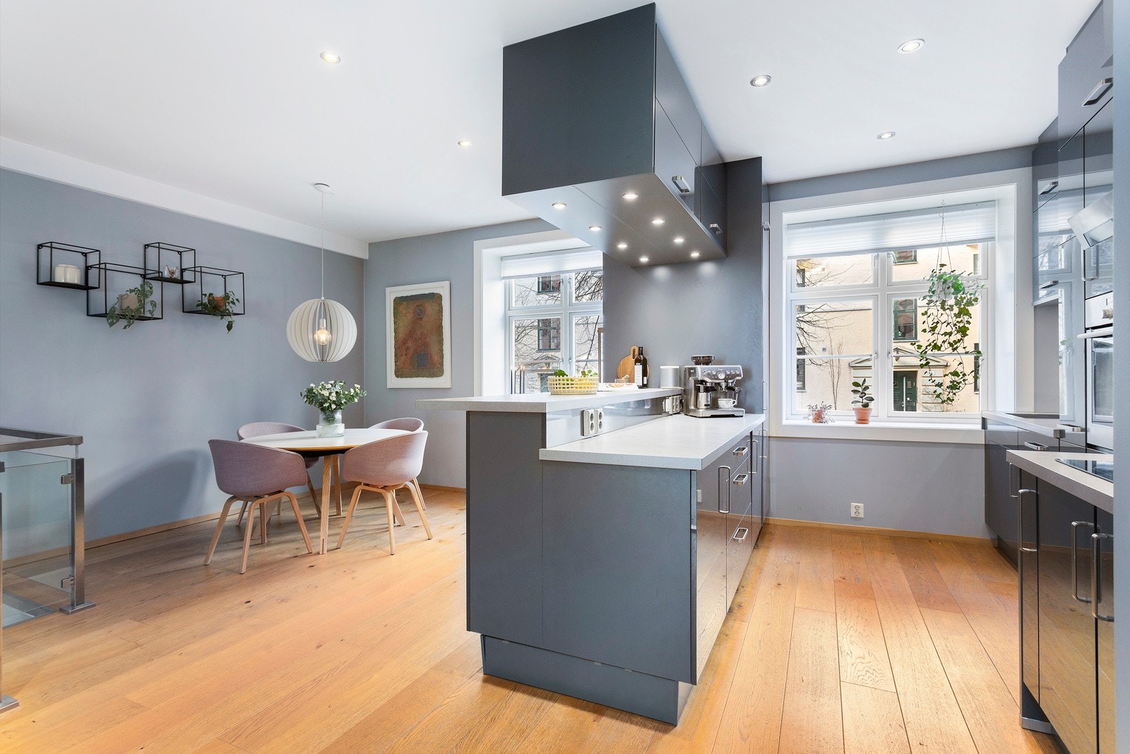 Det lekre og praktiske kjøkkenet har innredning fra Wellmann. Galleribilde