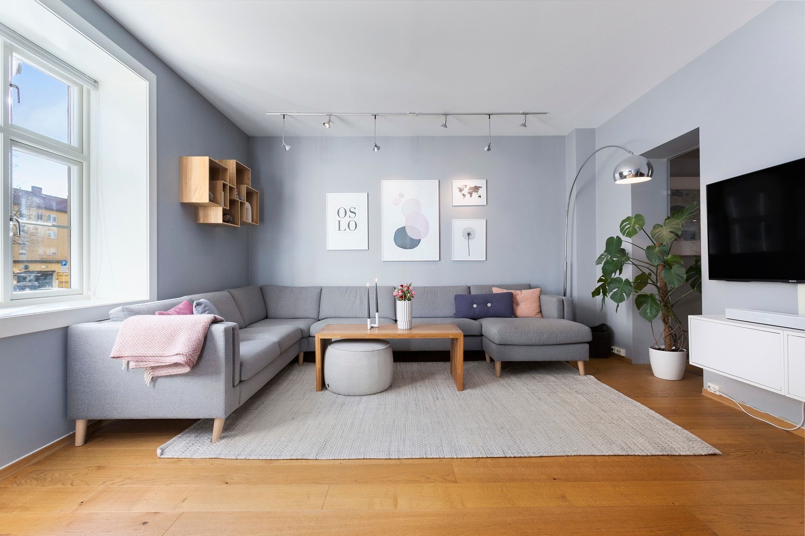 Stuen i første etasje har en generøs takhøyde på 2,67 meter. Galleribilde