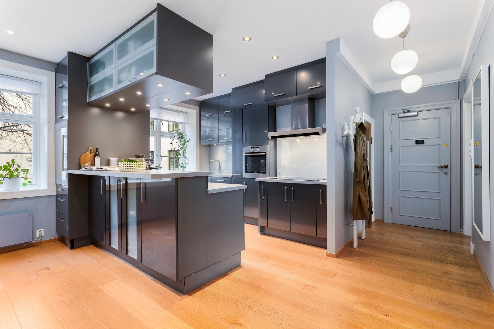 Kjøkkenet har god arbeidsplass og rikelig med oppbevaring. Galleribilde