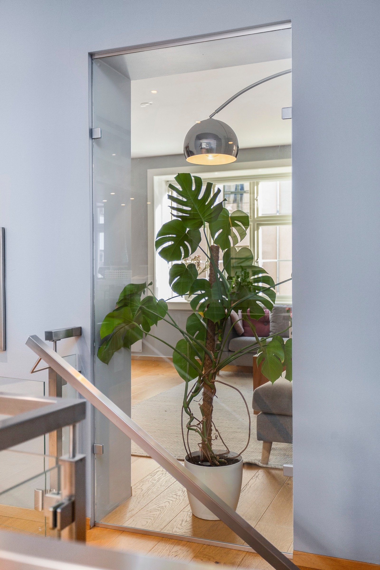 Det er en lekker tretrapp mellom etasjene. Galleribilde