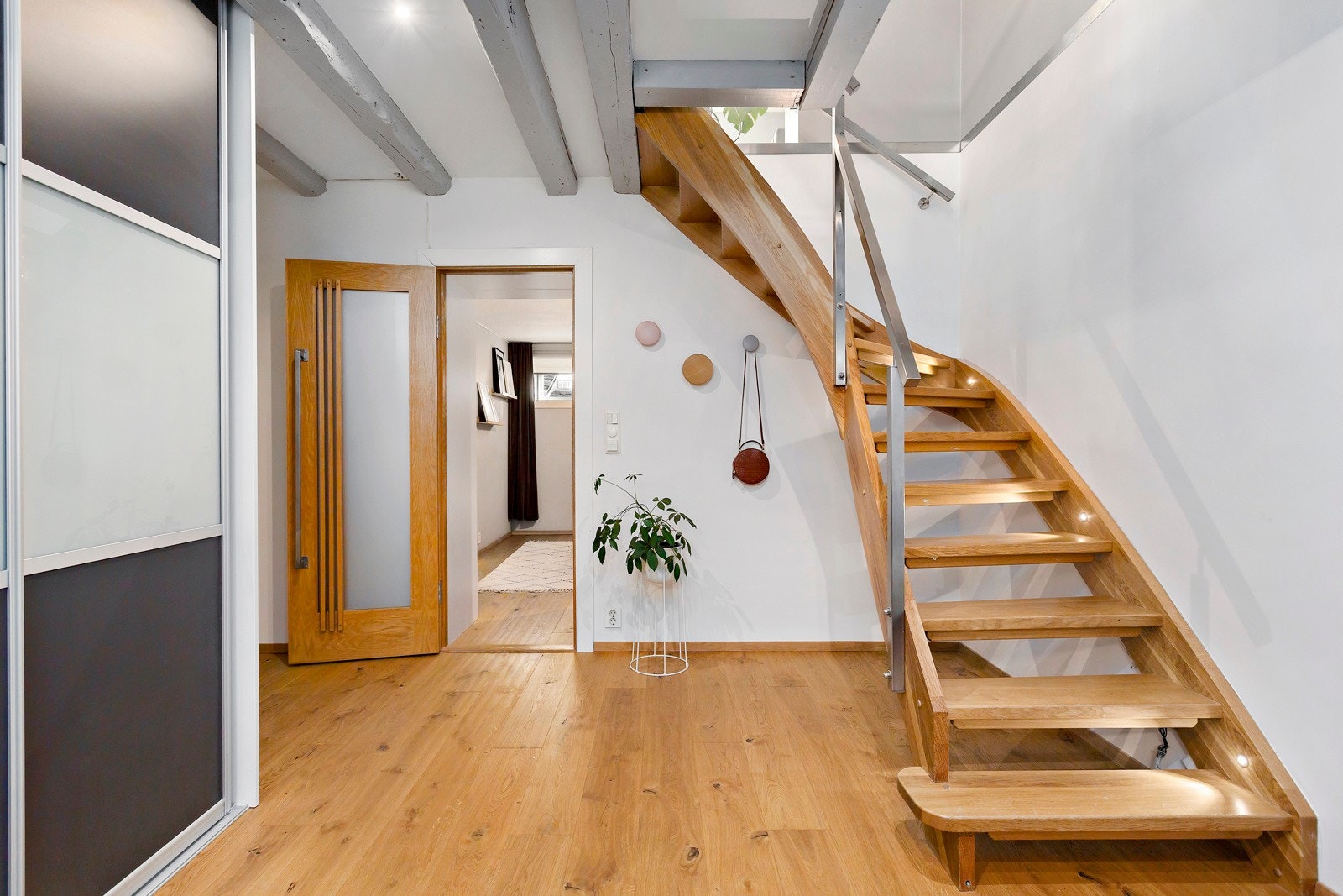 I kjellerstuen er det montert en romslig skyvedørsgarderobe. Galleribilde