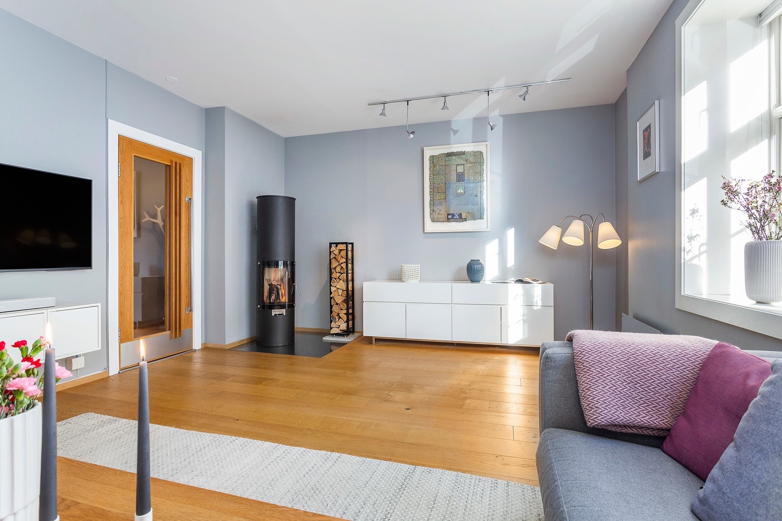 Boligen får godt med naturlig dagslys fra de store vindusflatene. Galleribilde