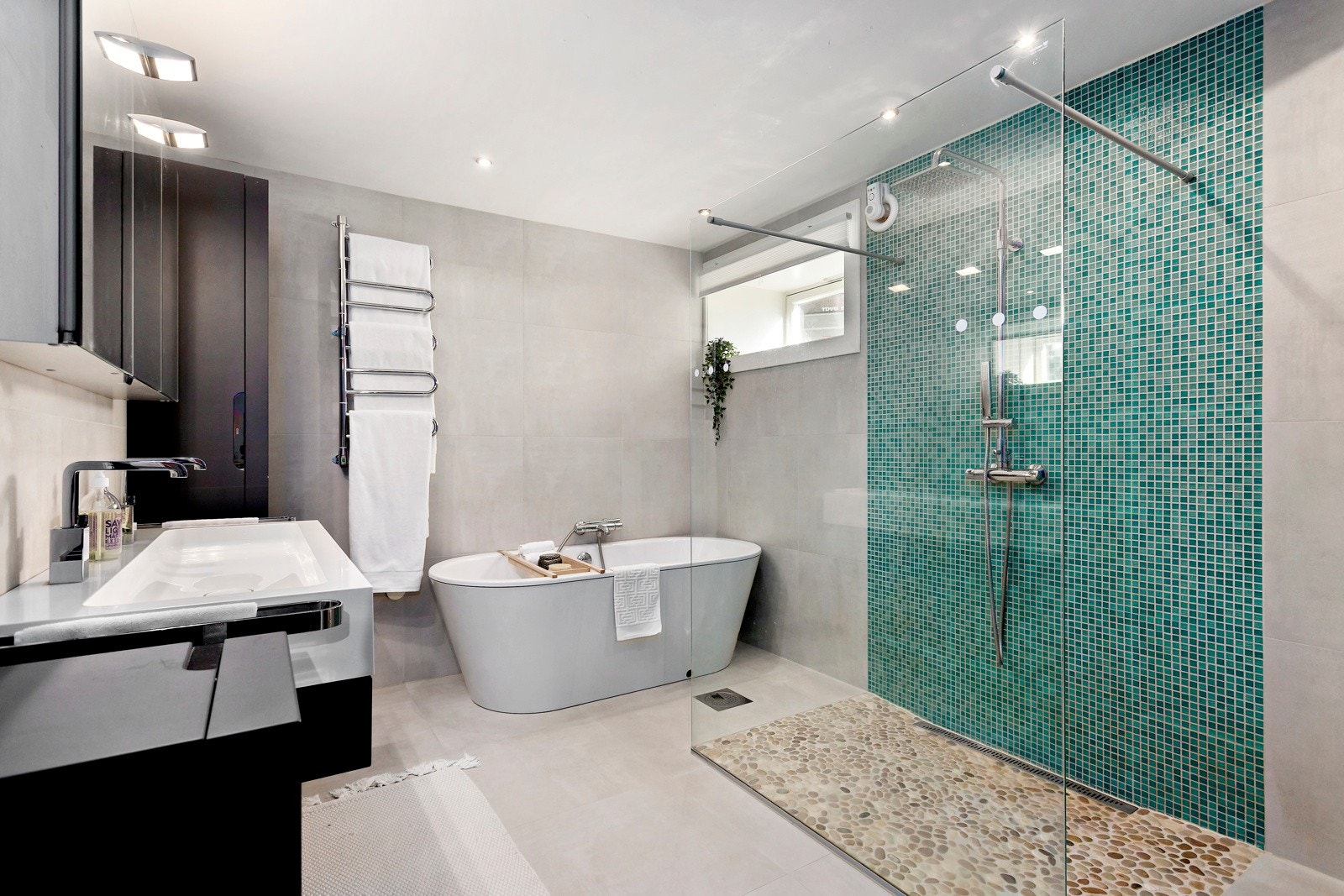 Baderommet i kjelleren har lekre rullesteiner og mosaikkfliser i dusjsonen. Galleribilde