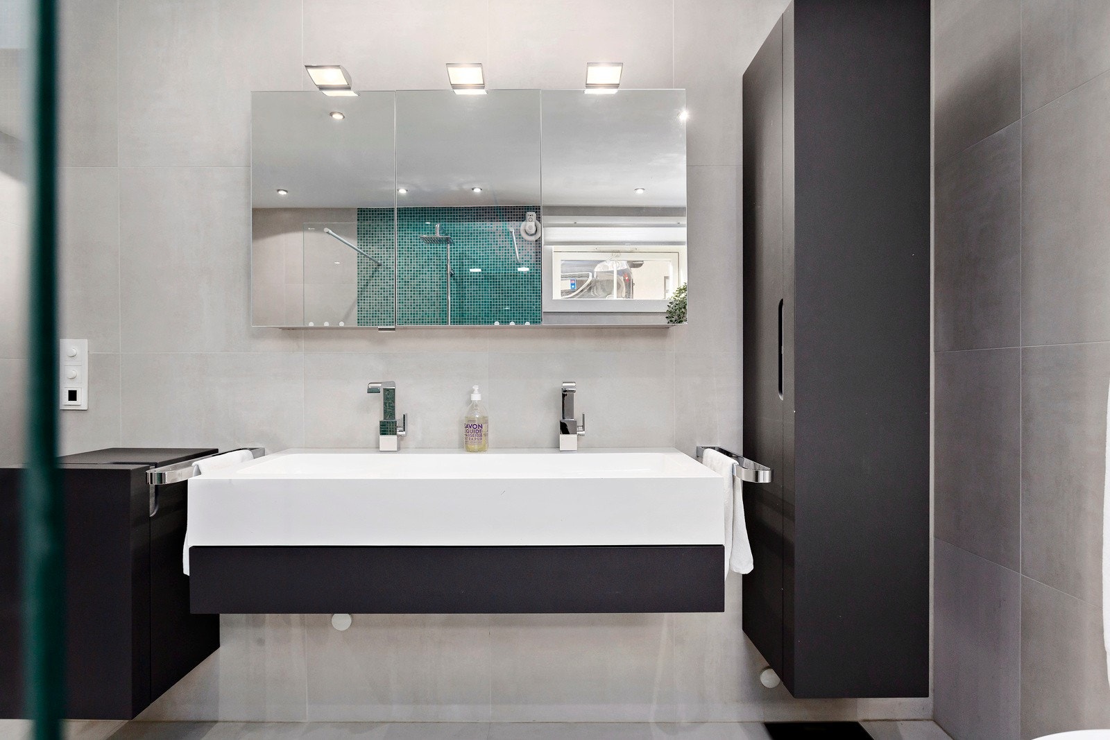 Innredningen på badet i kjelleren er levert av KEUCO. Vasken på baderommet har 2 soner og 2 blandebatterier. Galleribilde