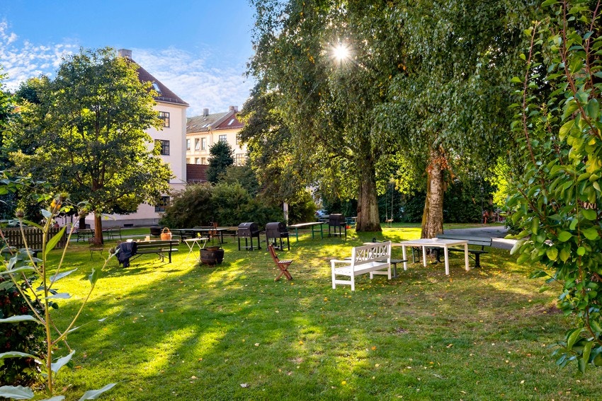 Om sommeren kan man nyte "utelivet" med borettslagets benker og griller. Galleribilde