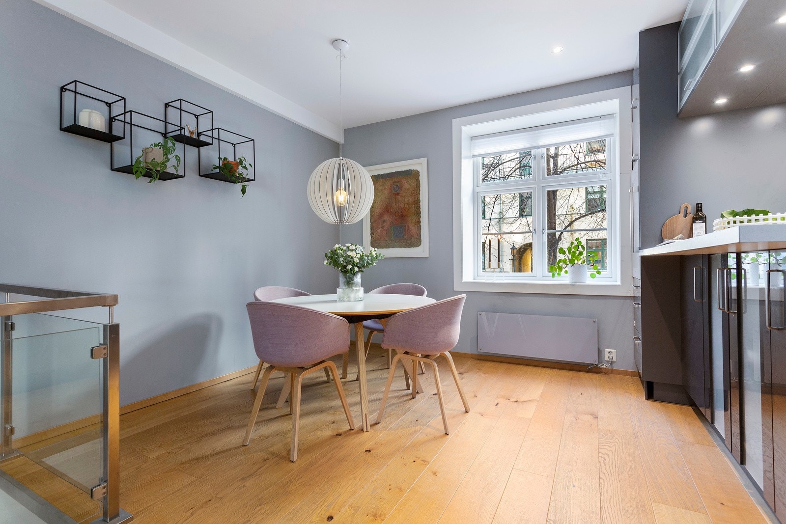 Det er en egen spisestue i tilknytning til kjøkkenet. Galleribilde